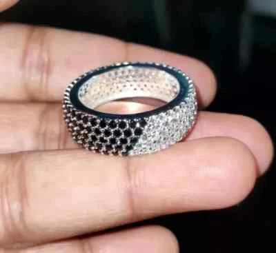 Hermosa banda de moissanita blanca y negra de corte redondo de 2,00 quilates chapada en oro blanco de 14 quilates Foto 1 de 4