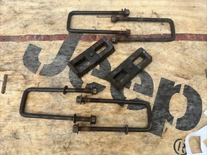 Juego de 2 espaciadores de resorte trasero Chevrolet Silverado 1500 2014-18 OEM 15885530 4x4 - Imagen 1 de 9