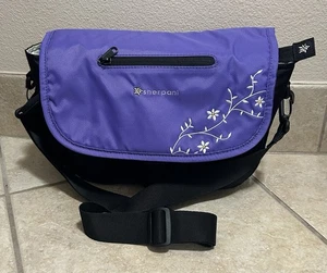 Sherpani SAMBA Convertible Handlebar Xbody Bag lila/schwarz mit Blumenstickerei - Bild 1 von 14