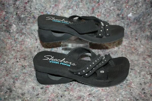 Skechers Gr. 7 Yoga Foam Sandale schwarz Zehenring Absatz Riemchen Nieten 38362 - Bild 1 von 8