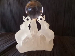 Figura orbe globo cristal 3 elefantes sosteniendo 5 3/4" de alto - Imagen 1 de 8
