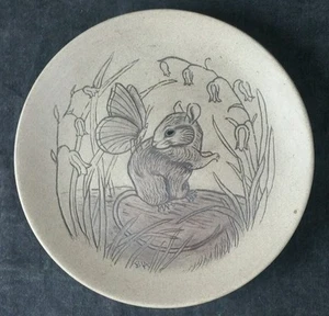 Poole Pottery Wildlife Series 13cm Plate Butterfly & Mouse Barbara Linley-Adams - Foto 1 di 3
