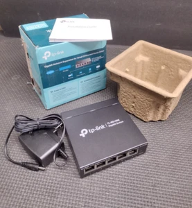 TP-Link TL-SG105 5 Port Gigabit Unmanaged Ethernet Switch Network Hub DAMAGE BOX - Photo 1/12