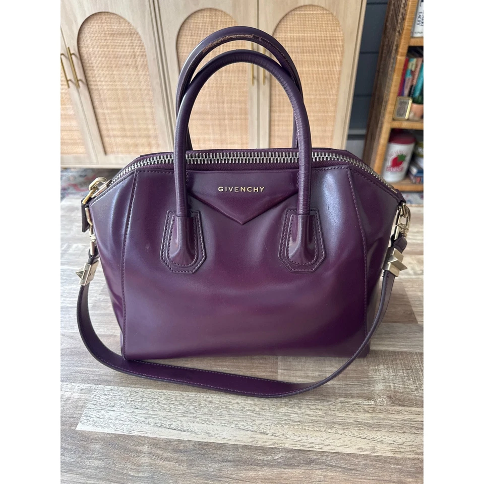 Bolso de cuero mediano Givenchy Antigona con asa superior esmaltado púrpura oscuro de becerro  Foto 1 de 4