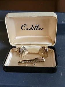 Gemelli e cravatta vintage Cadillac oro - Foto 1 di 4