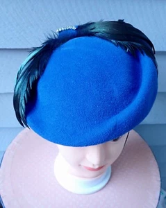 VTG ORIGINAL COCKTAIL HAT WOOL FELT W/ FEATHERS RHINESTONES TERRIFIC COND. SZ SM - Picture 1 of 9