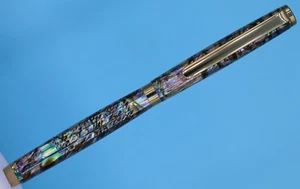 Penna a sfera slimline finitura oro titanio con guscio iridescente Paua Abalone - Foto 1 di 9