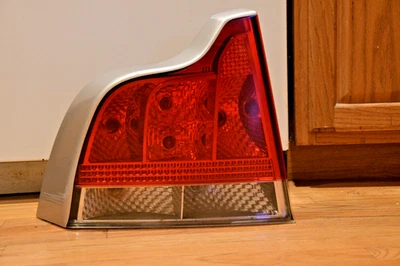 Conjunto de lanterna traseira Volvo s60 LH genuína 2005-2006, acabamento prata - Imagem 1 de 4