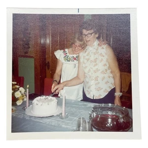 Foto De Colección Pastel Fiesta Luczak Wolfe Familia Kenosha WI Genealogía Instantánea Años 60 - Imagen 1 de 2