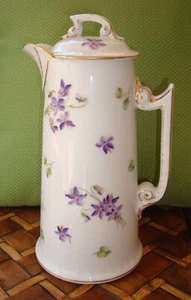 ANTIGUA TETERA DE CAFÉ CON CHOCOLATE LIMOGES T&V PINTADA A MANO, VIOLETAS Y ORO 9 1/2" - Imagen 1 de 11