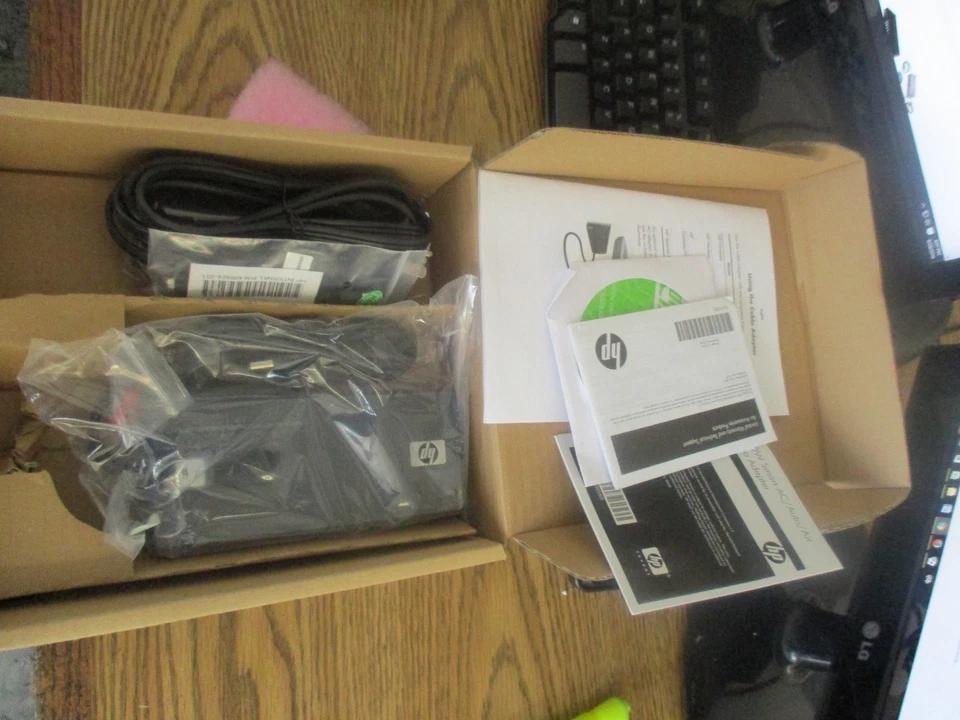 Hewlett Packard: AJ652UT#ABA. 90W Smart AC/Auto/Air Combo. Unused Old Stock  - Image 1 of 1