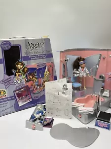 MGA BRATZ DOLL 2003 PINK STYLIN SALON N SPA PLAYSET con la maggior parte degli accessori - Foto 1 di 9