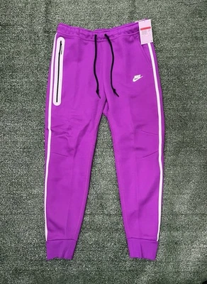 Calça jogger reflexiva Nike Tech Fleece Bold Berry masculina tamanho grande FZ0762-505 - Imagem 1 de 4