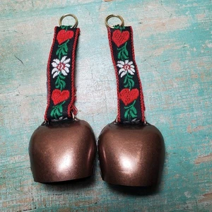 Vintage kleine Schweiz Kupfer Ziege Glocke Weihnachtsschmuck Herzen und Gänseblümchen - Bild 1 von 4