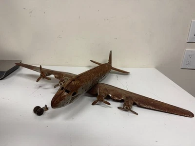 Avión hélice de juguete de acero prensado de colección - 27 1/2" de envergadura / 21 1/2" de longitud Foto 1 de 4