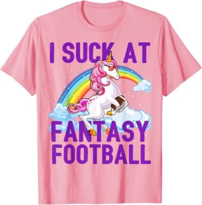 Maglietta I Suck at Fantasy Football Unicorno Arcobaleno Perdente Uomo Regalo - Immagine 1 di 2