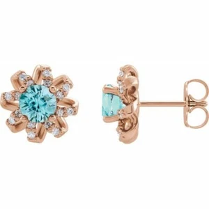 Pendientes de circón azul y 1/6 diamantes CTW estilo halo en oro rosa 14K - Imagen 1 de 2