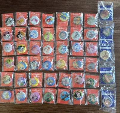 Lote de 42 prendedores de botón con insignia de cuenta regresiva para 2000 Disney Store Japón más 5 bages de EE. UU. Foto 1 de 4