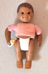 1998 Fisher Price Toys Loving Family Puppenhaus Baby Puppe dunkle Haut mit Flasche - Bild 1 von 5