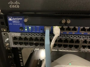 Conmutador Firewall VPN Gateway Gateway SRX240H-POE SRX Services 16 Gig puertos GE PoE - Imagen 1 de 4