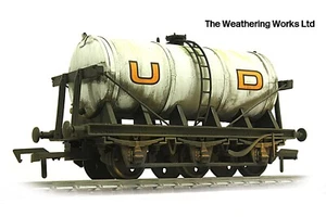 Dapol 6 wheel United Dairies Milk Tank Wagon *PRO WEATHERED LOOK* - Foto 1 di 1