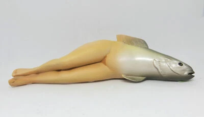 Escultura em resina Rene Magritte The Collective Invention mulher peixe - Imagem 1 de 2