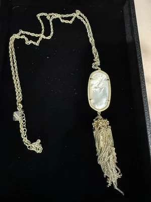 Collar Kendra Scott Rayne Blanco Concha Madreperla Borla Colgante Tono Dorado Foto 1 de 4