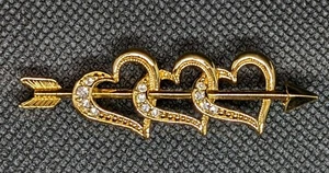 80's Avon Gold Tone Triple Open Heart Crystal Arrow Pin Brooch Vintage - Picture 1 of 7