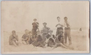 Grupo Hombres Mujeres Playa Fiesta Comer Sandía Años 1910-20 Foto instantánea - Imagen 1 de 2