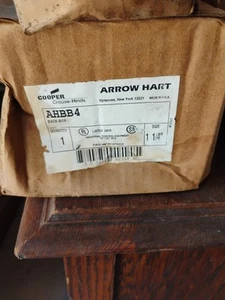Arrow Hart AHBB4-1 1/4" *NUOVO* scatola posteriore con perno e manicotto - Foto 1 di 2