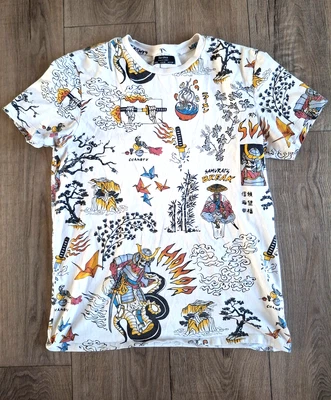 Camisa blanca mediana Bershka para hombre con estampado samurai arte temático japonés Foto 1 de 4