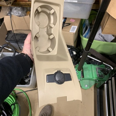 Saturn Vue 2008 2009 2010 consola central portavasos enchufe cargador salida bronceado Foto 1 de 4