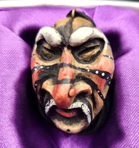 Künstler Rick J Rowley Anhänger Halskette mit 9" Lederband Halsband 2003 "Einheimisch" - Bild 1 von 5