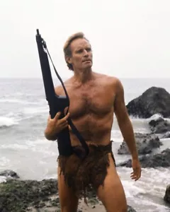 Rifle taparrabos desnudo Charlton Heston El planeta de los simios foto a color 8x10 - Imagen 1 de 1