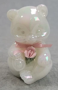 Fenton fermacarte iridescente bianco arte vetro orso rosa rosa e fiocco statuina 3,5" - Foto 1 di 7