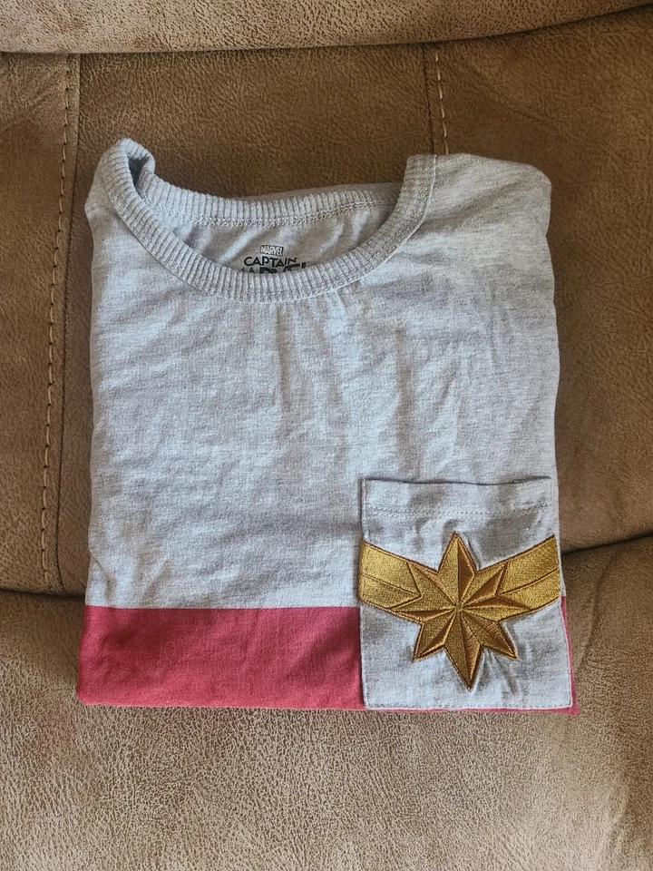 Camiseta Our Universe Capitana Marvel Estrella Bolsillo (Talla M) Foto 1 de 1