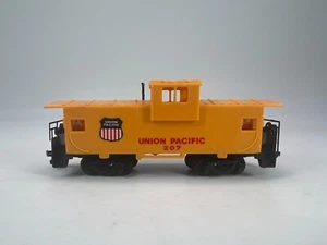 Bachmann #207 Escala HO Amarillo Union Pacific Caboose Buen Estado - Imagen 1 de 6