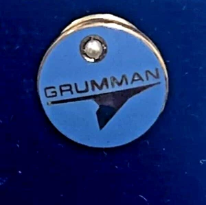Neu im Karton Vintage GRUMANN FLUGZEUG Mitarbeiterservice Award 10K Tie Tac mit Perle; 2,3 Gramm - Bild 1 von 6