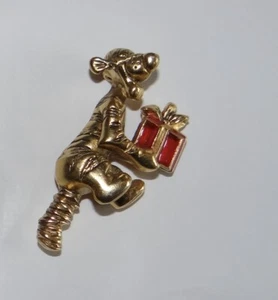 Vintage Disney Brooch goldtone Tigger with present - Picture 1 of 3