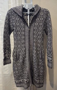 Vestido Suéter Dakini Mujer Pequeño Midi Negro Blanco Manga Larga Cremallera Bolsillos Con Capucha - Imagen 1 de 10