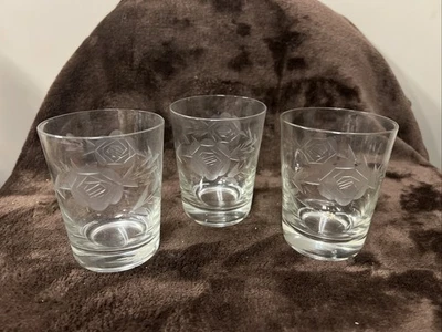 "Vasos de whisky transparentes vintage grabados en rosa de 4""" Foto 1 de 4