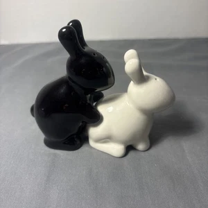 Coctelera de sal y pimienta blanca y negra de cerámica de conejo apareamiento - Imagen 1 de 4