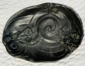 Antiguo plato asiático de hierro fundido dragón remolino firmado estampado pátina natural - Imagen 1 de 14