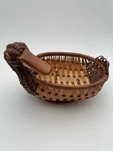 Cool Vintage Duck Rattan Wicker Basket 9.5 Inches Long Excellent Condition - Picture 1 of 12