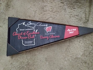 BARRY ALVAREZ BANDERÍN DE LONA CON MARCO DE MADERA FIRMADO AUTOMÁTICAMENTE VINCE LOMBARDI - Imagen 1 de 4