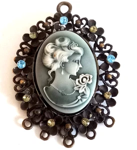 Vintage Kamee Dame Anhänger Brosche Viktorianisch/Stil Blumenrahmen Modeschmuck - Bild 1 von 16