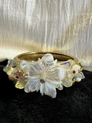 珍珠母花朵手链 带水钻口音铰边手镯 一种 — 第 1/4 张图片