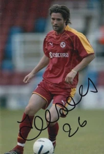 FOTO DE LECTURA FIRMADA A MANO DE JOHN HALLS 6X4. - Imagen 1 de 1