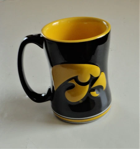 Mint 2017 Large Collegiate Embossed Iowa Hawkeyes Black Yellow Coffee Mug Cover
