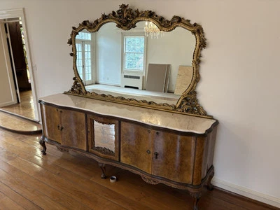 Antiguo buffet Chippendale burlado/cereza espejado con tapa de mármol blanco Foto 1 de 4